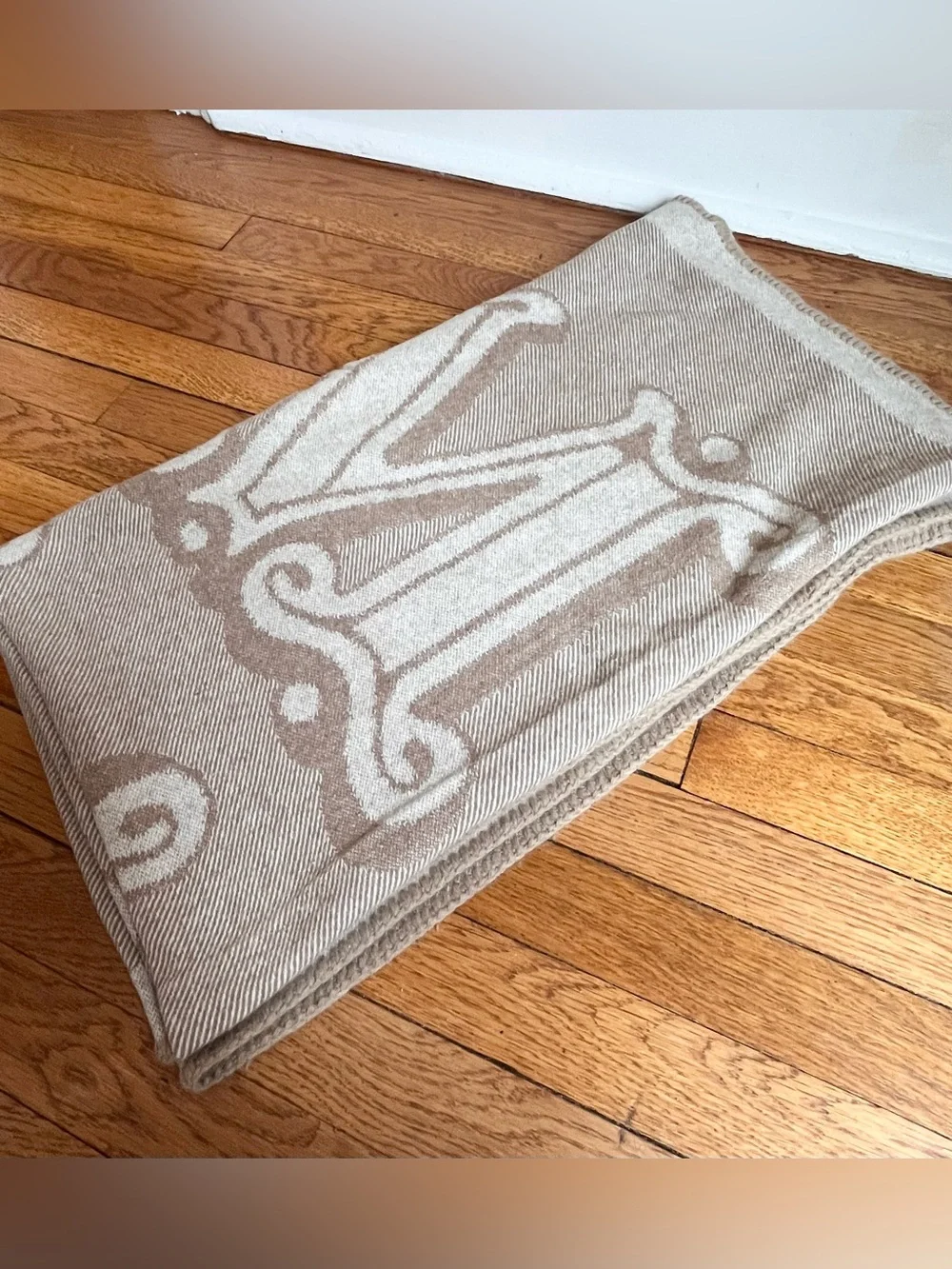 Max Mara Throw Blanket 50”x60” Beige and Cream Made in Italy Read* - Picture 6 of 7